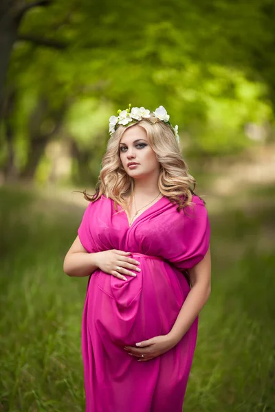 Attractive pregnant woman at nature, pregnancy girl. — Stock Photo, Image