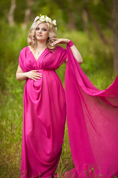 mutlu hamile kadın, hamilelik kızın rahatlatıcı doğa üzerinde.