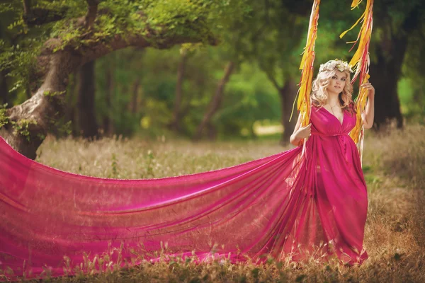 Mulher grávida bonita na natureza, gravidez feliz — Fotografia de Stock