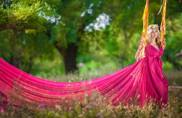 Bella donna incinta sulla natura, felice gravidanza — Foto Stock