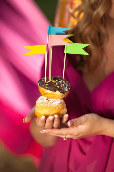 Hamile kadın holding renkli donut — Stok fotoğraf