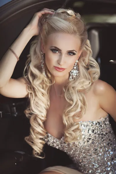 lüks araba güzel seksi kadın.