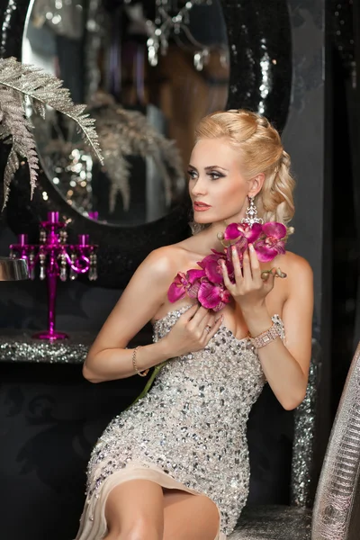 Mooie jonge sexy vrouw in luxe restaurant interieur — Stockfoto