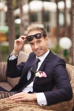 güneş gözlüğü ile mutlu damat