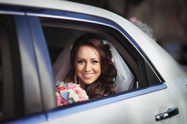 gelin buketi arabada mutlu gelin