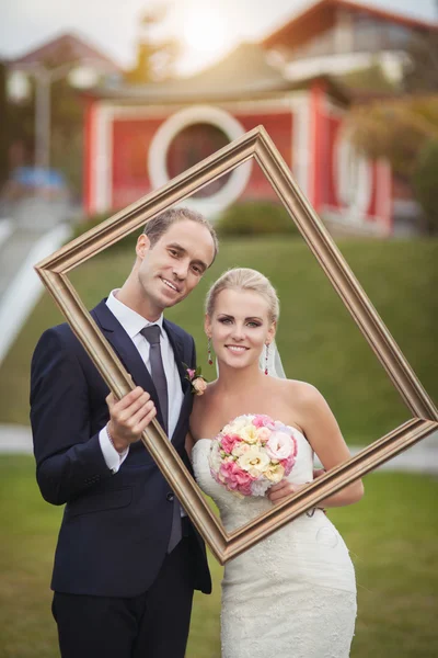 Schön glücklich frisch verheiratet — Stockfoto