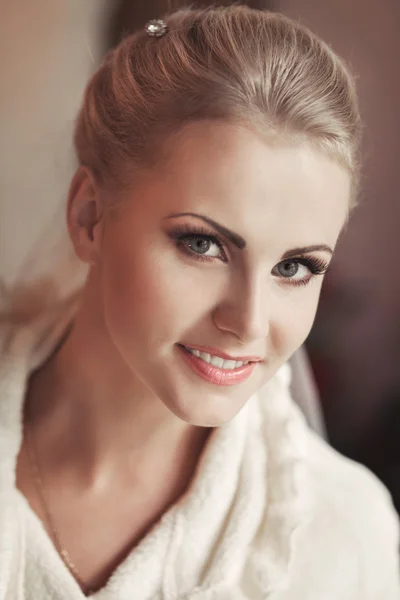 Bride prepares for wedding — Stock Photo, Image