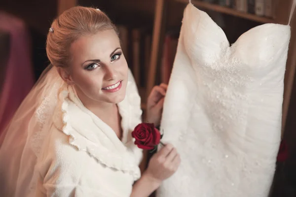 La novia se prepara para la boda —  Fotos de Stock