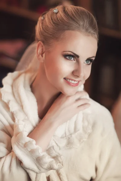 Bride prepares for wedding — Stock Photo, Image