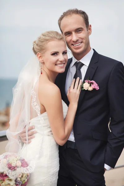 Belle jeune mariée heureuse en plein air — Photo