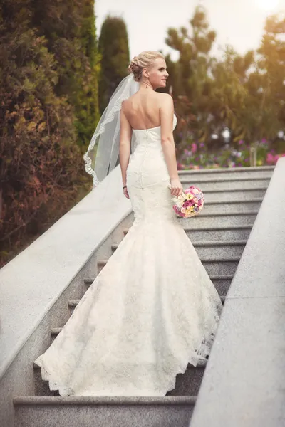 gelin düğün günü gelin buketi ile