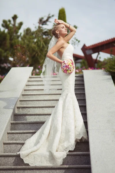 Braut am Hochzeitstag mit Blumenstrauß — Stockfoto