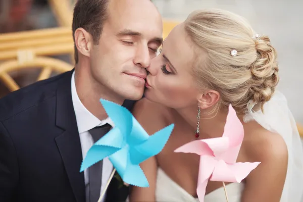 Hermosa feliz recién casados juntos — Foto de Stock