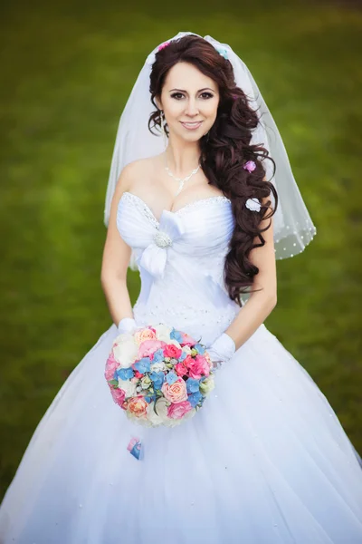 Mariée heureuse en voile tient bouquet de mariage — Photo