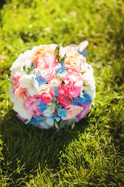 Bride bouquet on the grass — Stock Photo, Image