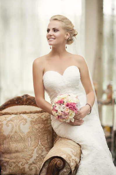 Bruid in trouwjurk in luxe interieur Stockfoto