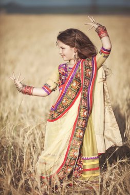 Hintli kız dansları