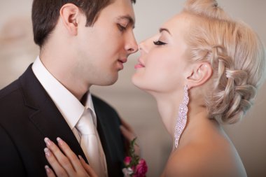 Gelin ve damat öpücük