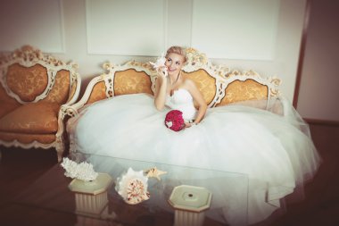 içinde elmas takı düğün elbise gelin