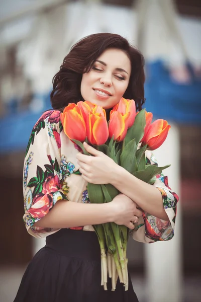 Vrouw met bloemen boeket — Stockfoto
