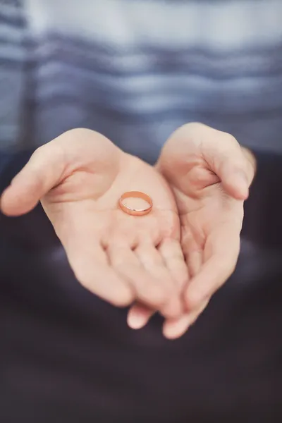 Muž s snubní prsten v rukou — Stock fotografie
