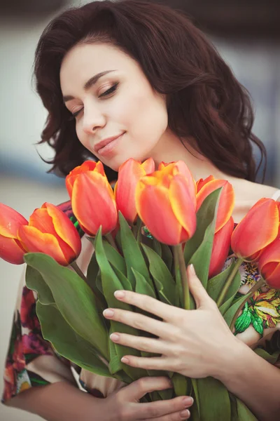 Donna con bouquet di fiori — Foto Stock