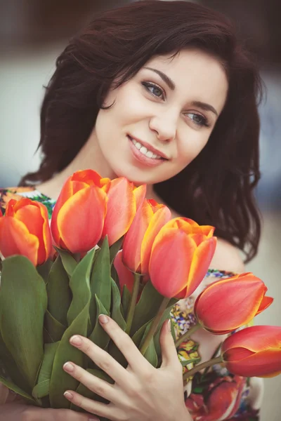 Femme avec bouquet de fleurs — Photo