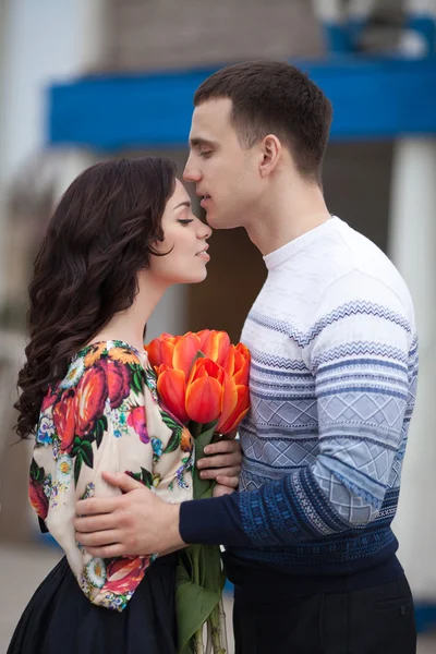 Pareja feliz con tulipanes de primavera — Foto de Stock