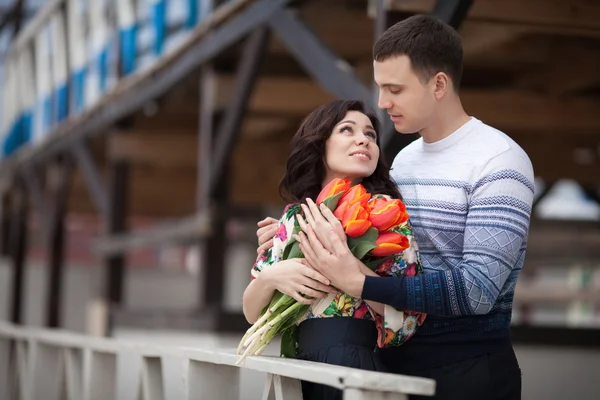 Gelukkige paar met lente boeket tulpen — Stockfoto