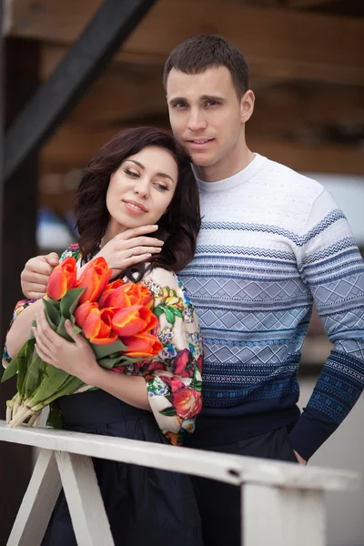 春の花束チューリップと幸せなカップル — ストック写真