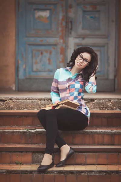 Красивая женщина читает книги на улице — стоковое фото