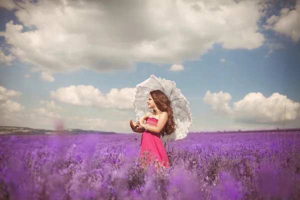 Meisje met paraplu in lavendel weide — Stockfoto