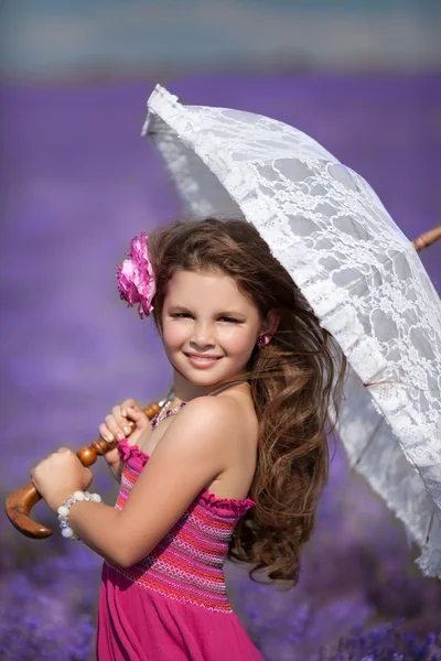 ラベンダー草原で傘を持つ少女 — ストック写真