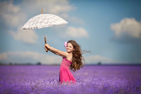 Ragazza con ombrello in prato di lavanda — Foto Stock