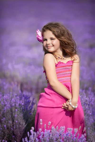 ラベンダー草原でかわいい女の子 — ストック写真