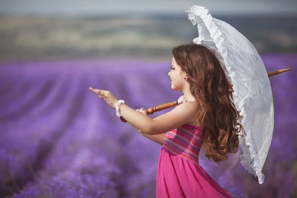 Meisje met paraplu in lavendel weide — Stockfoto