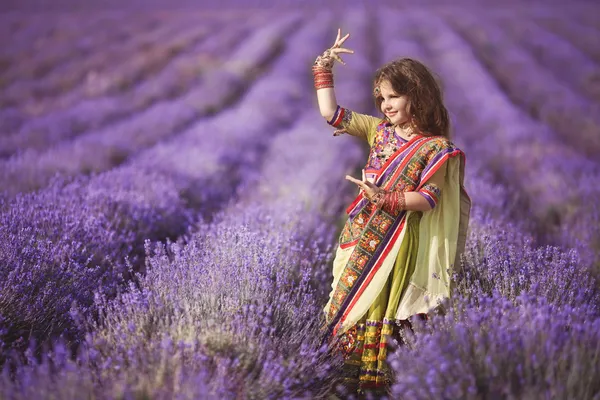 Indiase meisje dansen — Stockfoto