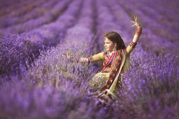 Indiase meisje dansen — Stockfoto