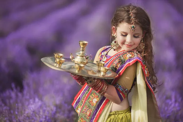 dini teklifiyle geleneksel plakalı Hintli kız