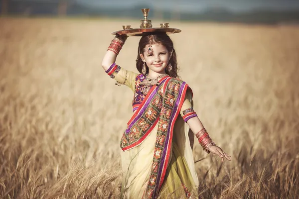 geleneksel plaka ile Hintli kız