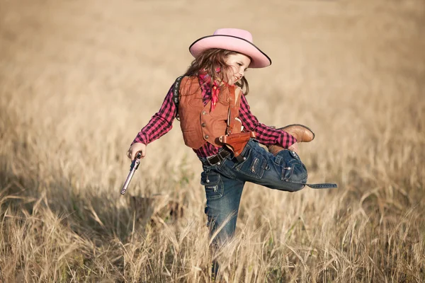 Cowboy chica con arma de fuego en trigo dorado —  Fotos de Stock