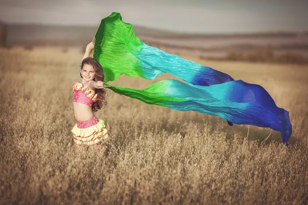 Bambina che balla danza latina — Foto Stock