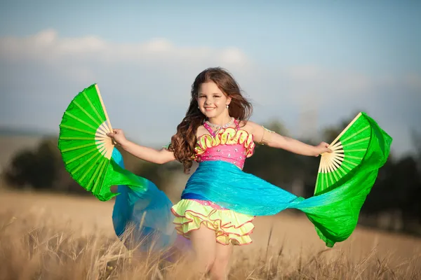 Маленька дівчинка танцює латинський танець — стокове фото