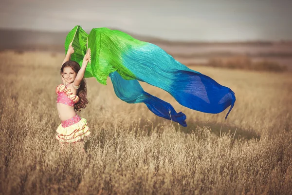 Niña bailando baile latino — Foto de Stock