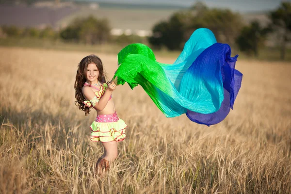 Bambina che balla danza latina — Foto Stock