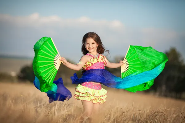 Mały dziewczyna taniec dance latin — Zdjęcie stockowe