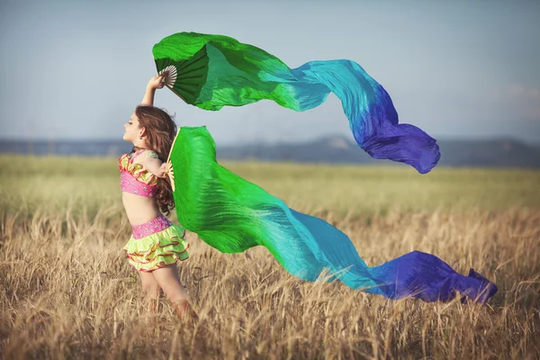 Маленька дівчинка танцює латинський танець — стокове фото
