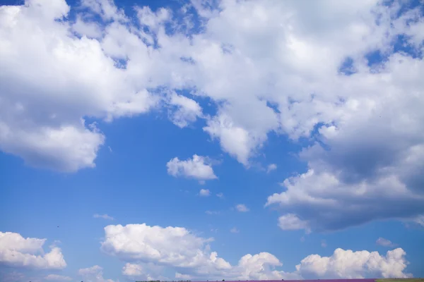 Blauwe lucht met wolken — Stockfoto