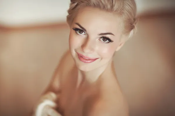 gelin düğün makyaj ve saç modeli ev ile