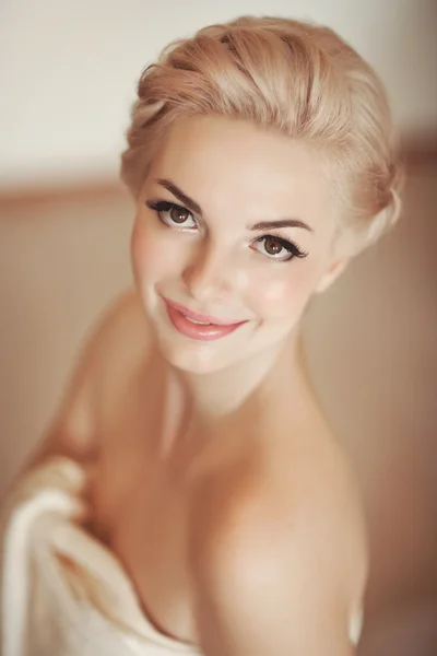 Bride with wedding makeup and hairstyle at home — Stock Photo, Image
